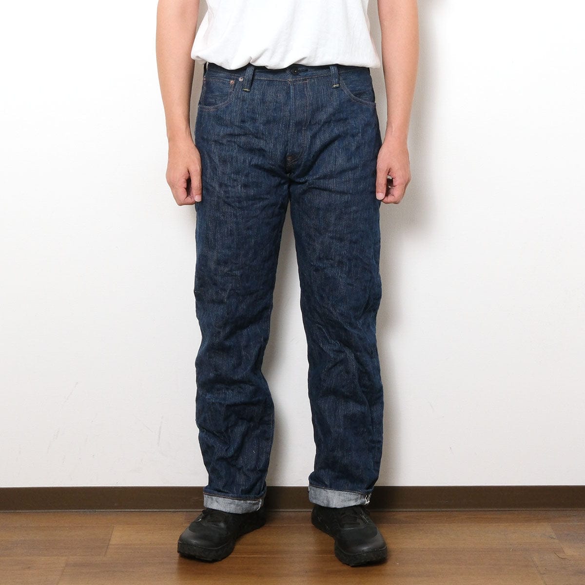 Burgus Plus 928-AI-01 jeans worn from the front, showing the roomy leg.