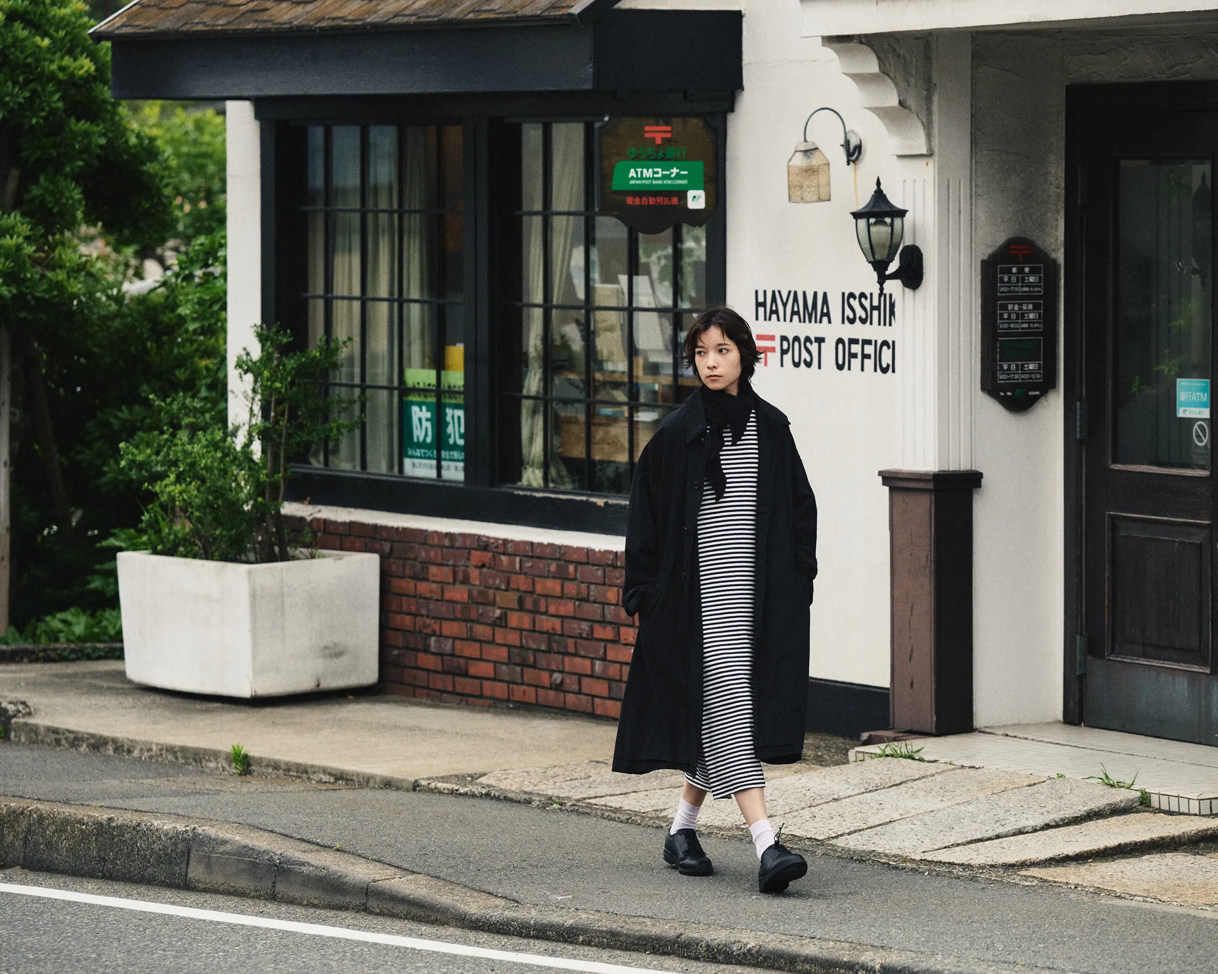 ET058 ORDLY K-BLACK worn outside a coffee shop