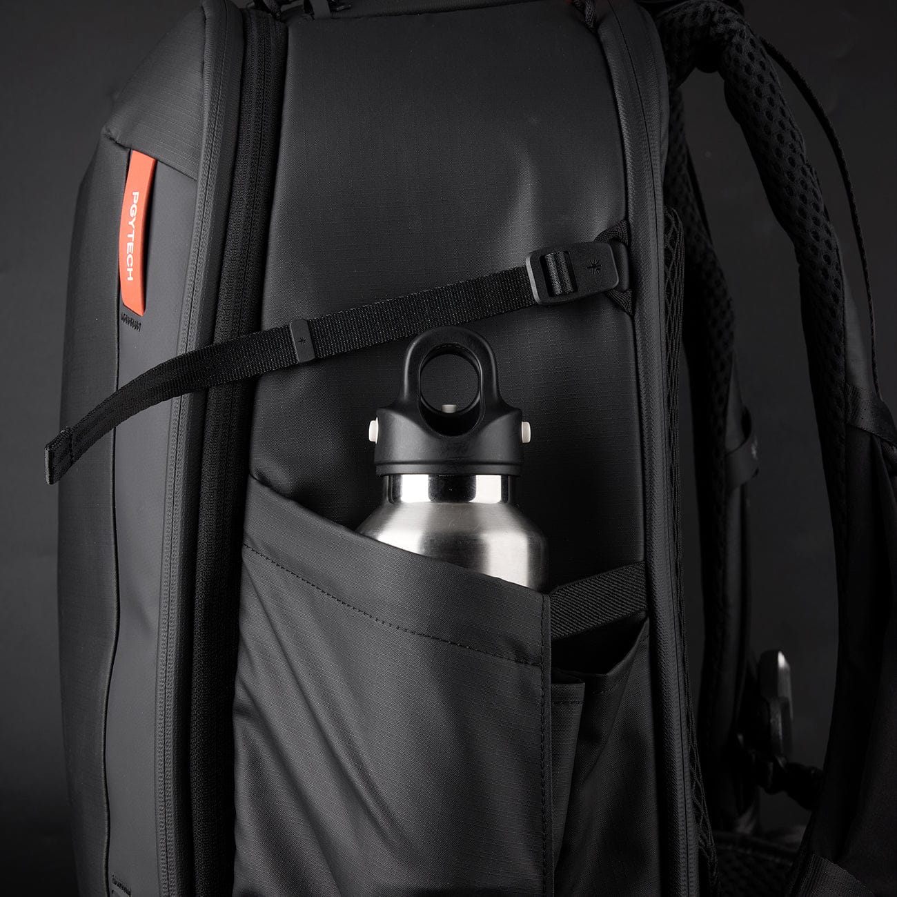 OneMo 3 side pocket holding a bottle