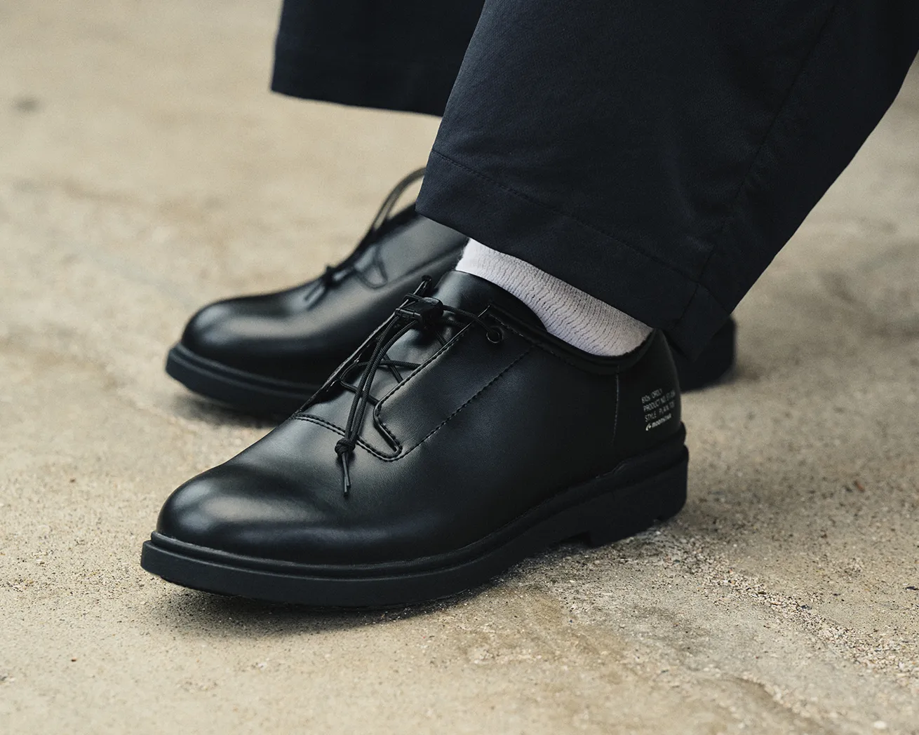 Close view of E-BLACK ORDLY shoes and lace fastening