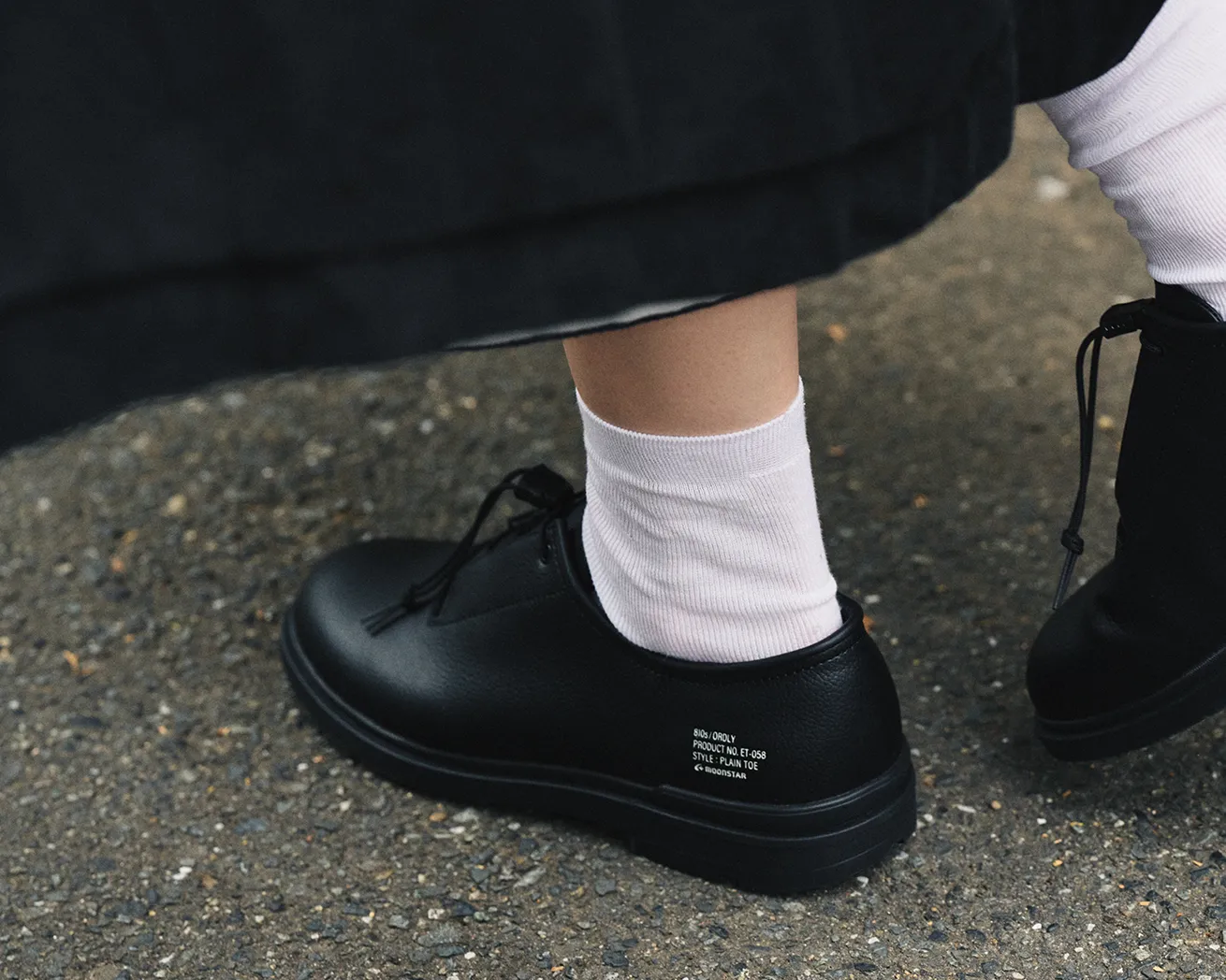 K-BLACK ORDLY heel and side while worn
