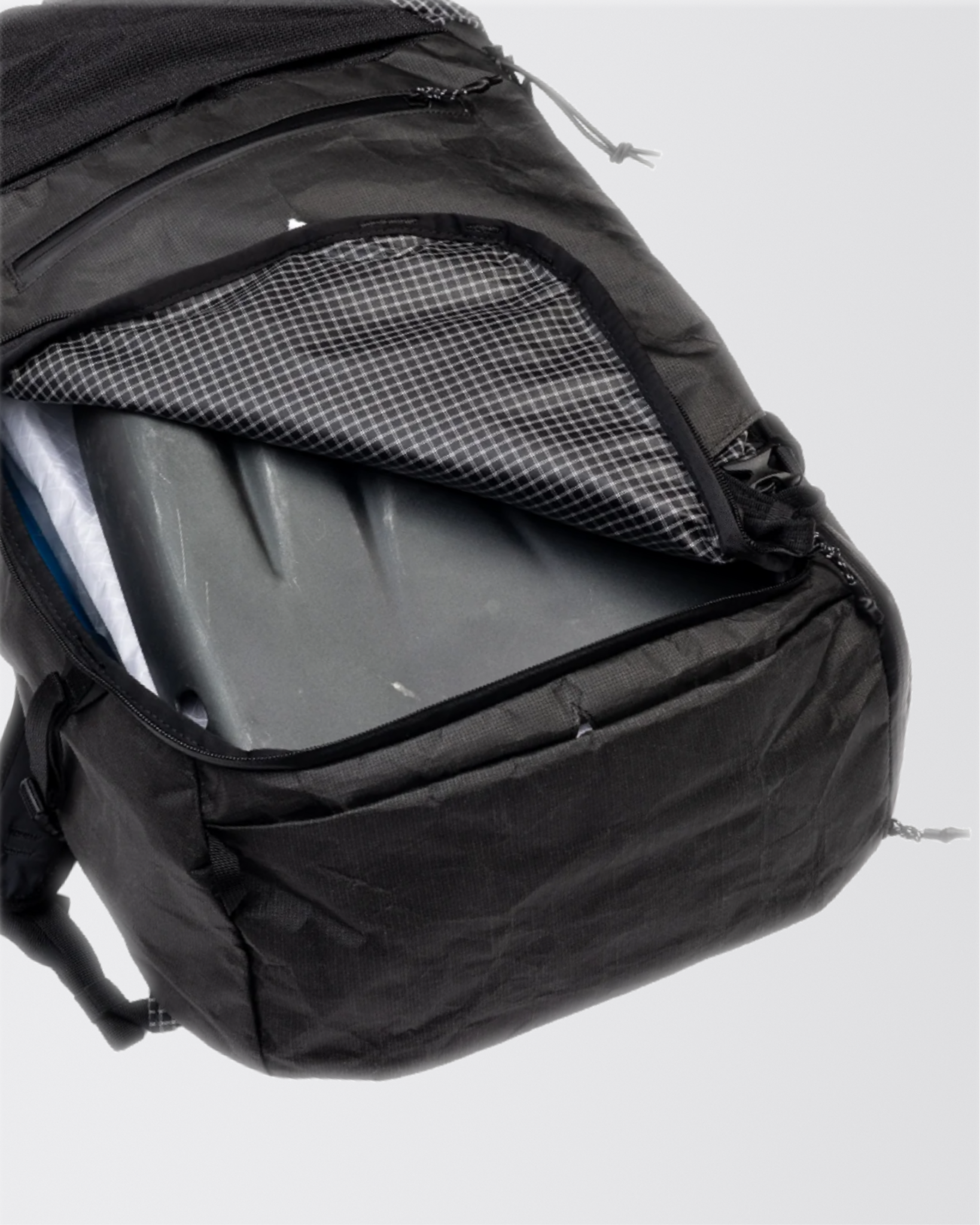 Back-panel entrance of the LF40 pack showing access to interior load.