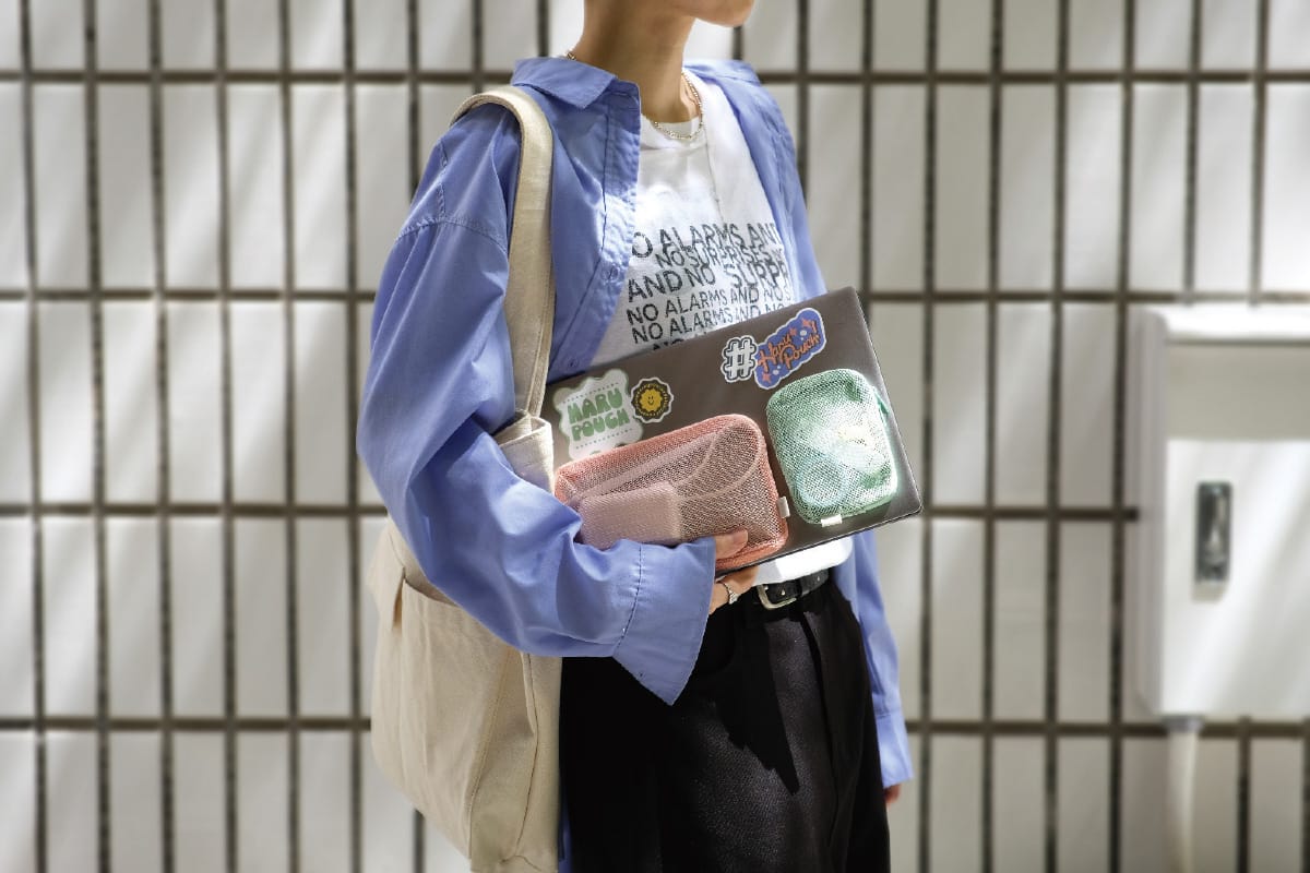 KOKUYO Stick-On Pouch and laptop being carried together.