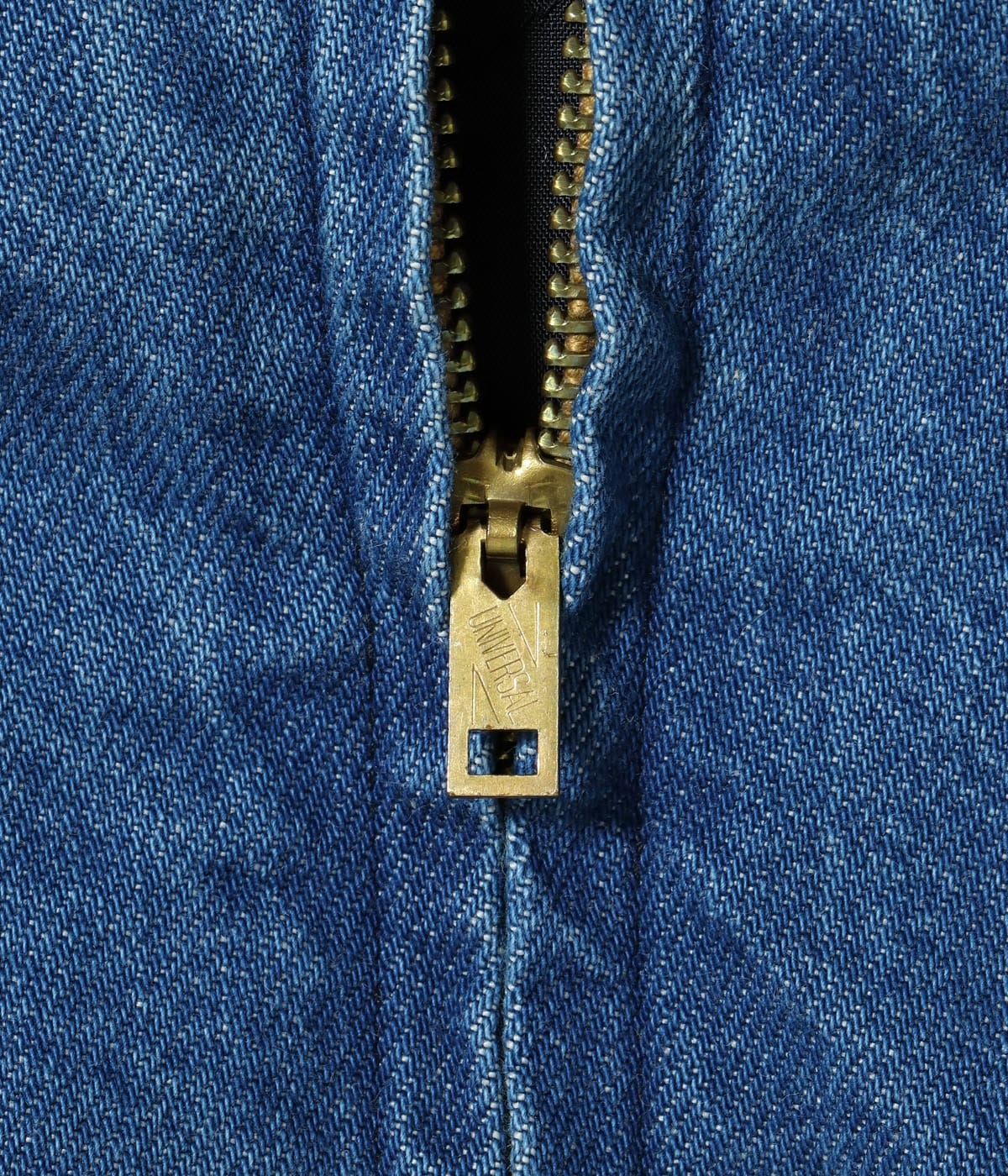 TN15987H metal zip detail