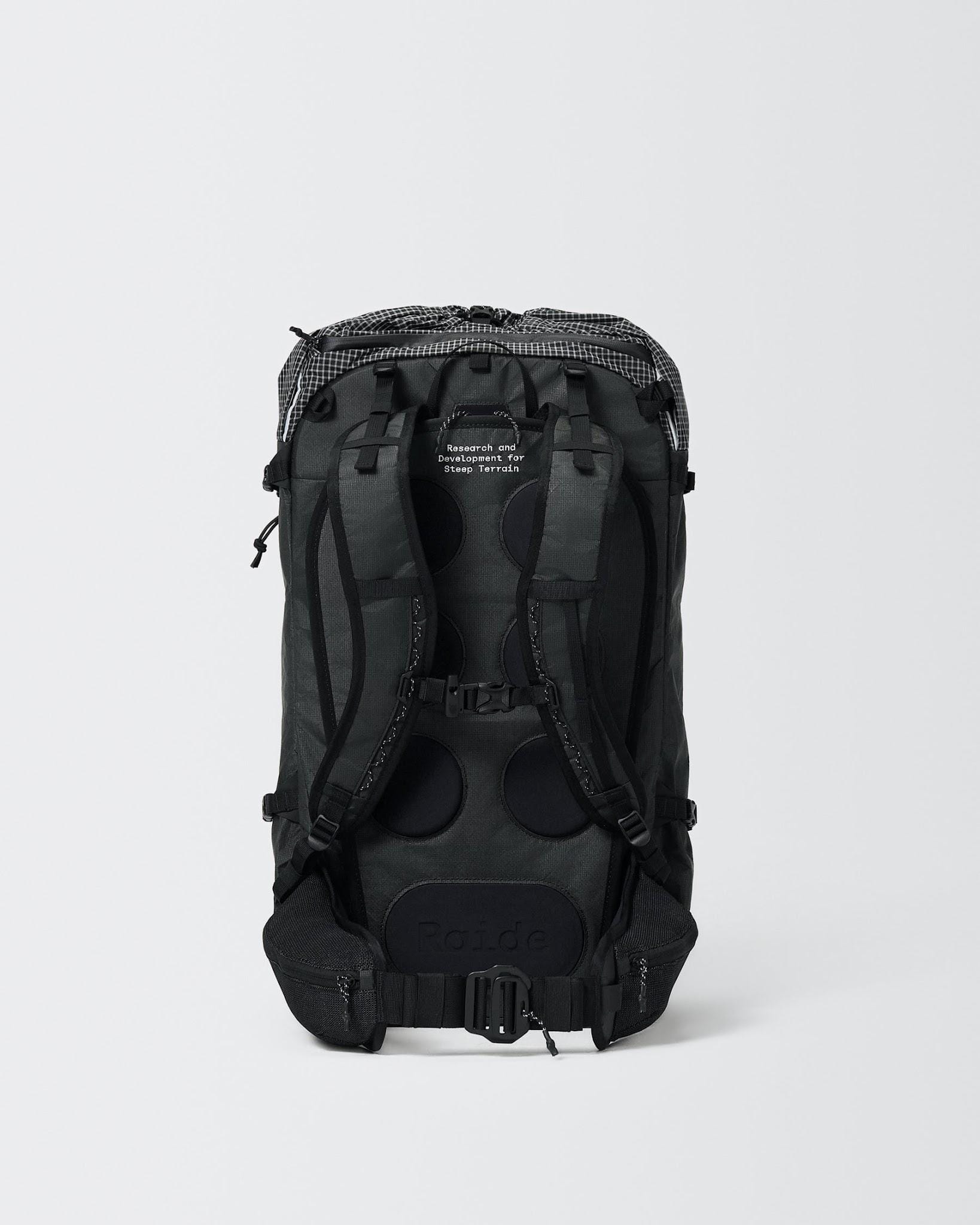 Rear shoulder harness and hip belt of the LF40.