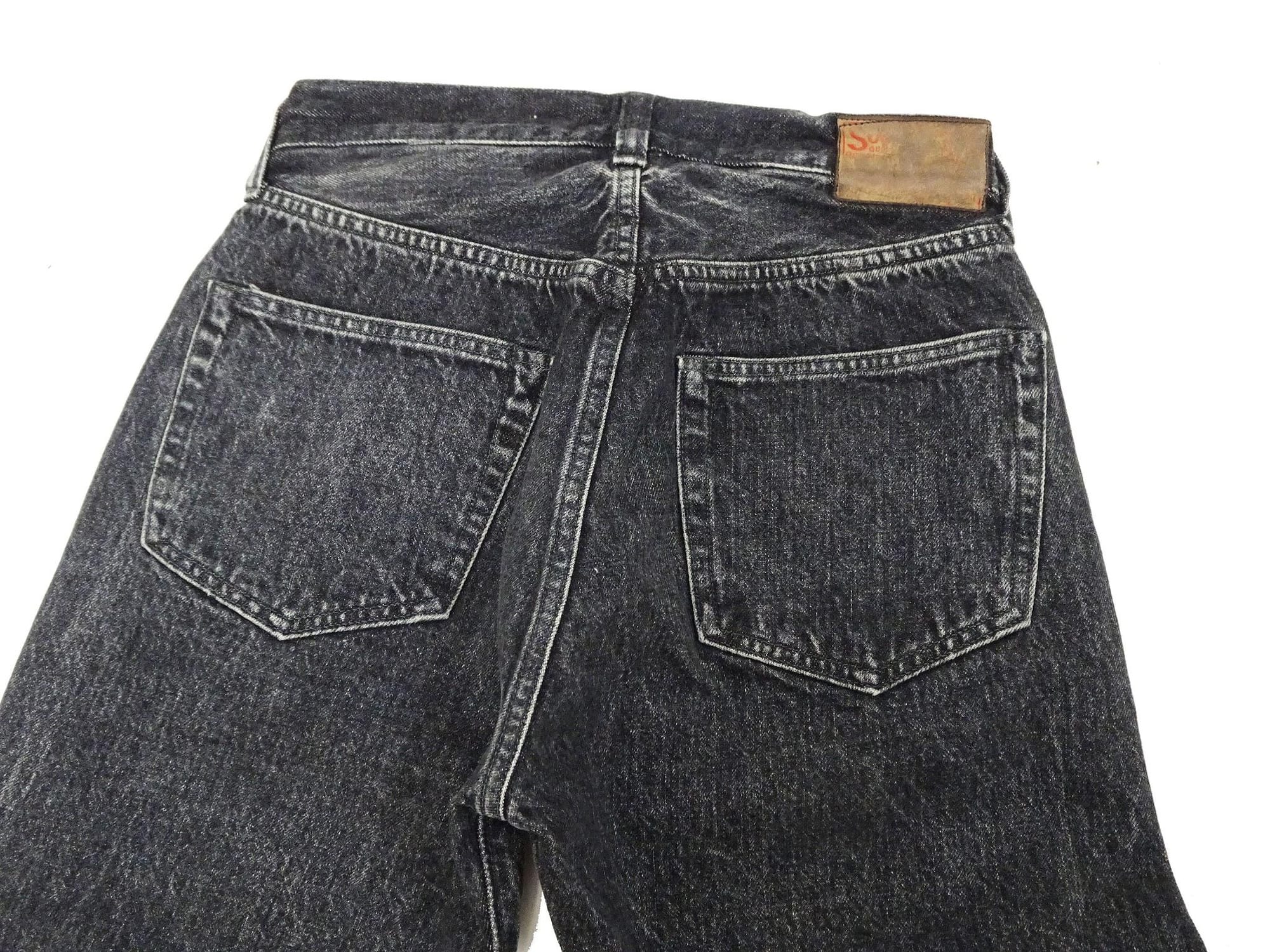 Back pockets, rear yoke and washed black finish on the SC42460H jeans.