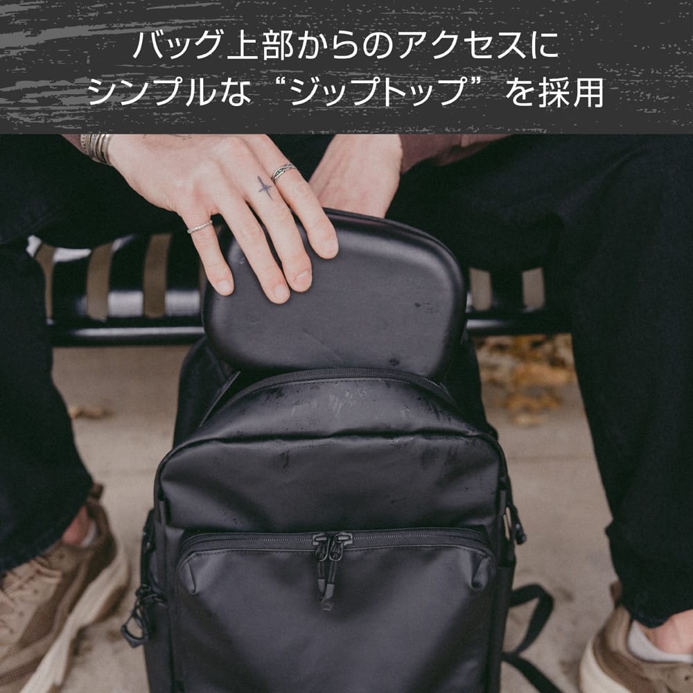 Official PRVKE Pocket zip-top access photograph, with original Japanese distributor annotation.