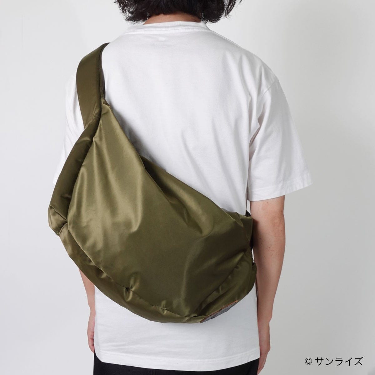 The Ark Shoulder Bag M worn across the back over a white T-shirt.