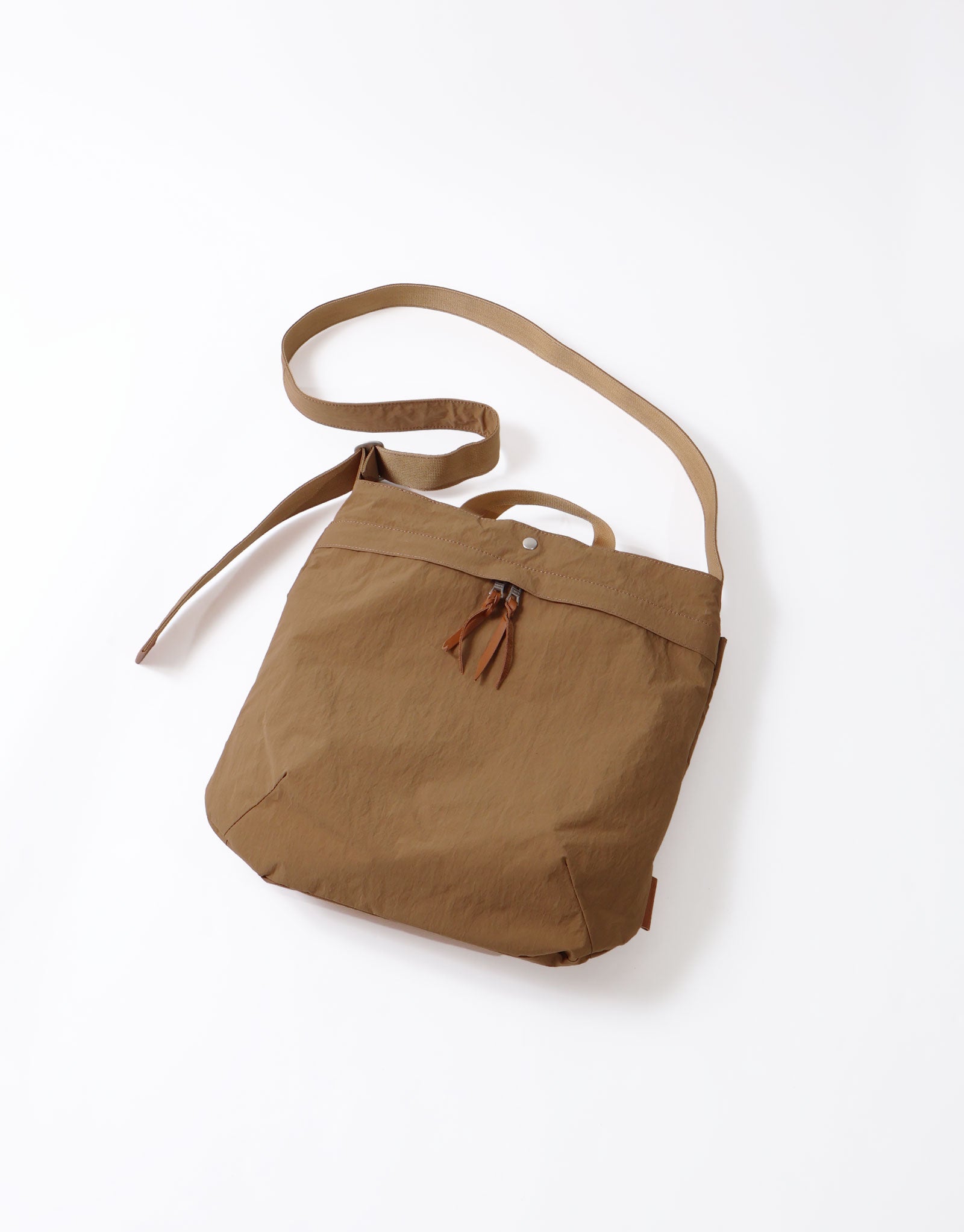 Rear view of the Camel Sash M with its shoulder strap and external zipped pocket.